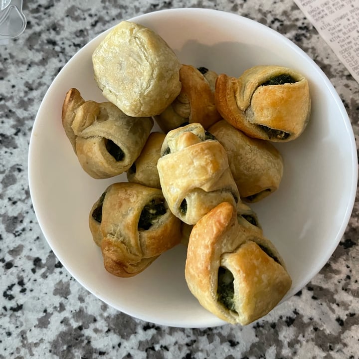 review photo of Whole Foods bakery Spinach Artichoke Puffs shared by @elliejeanmcd on 11 Oct 2021 - review