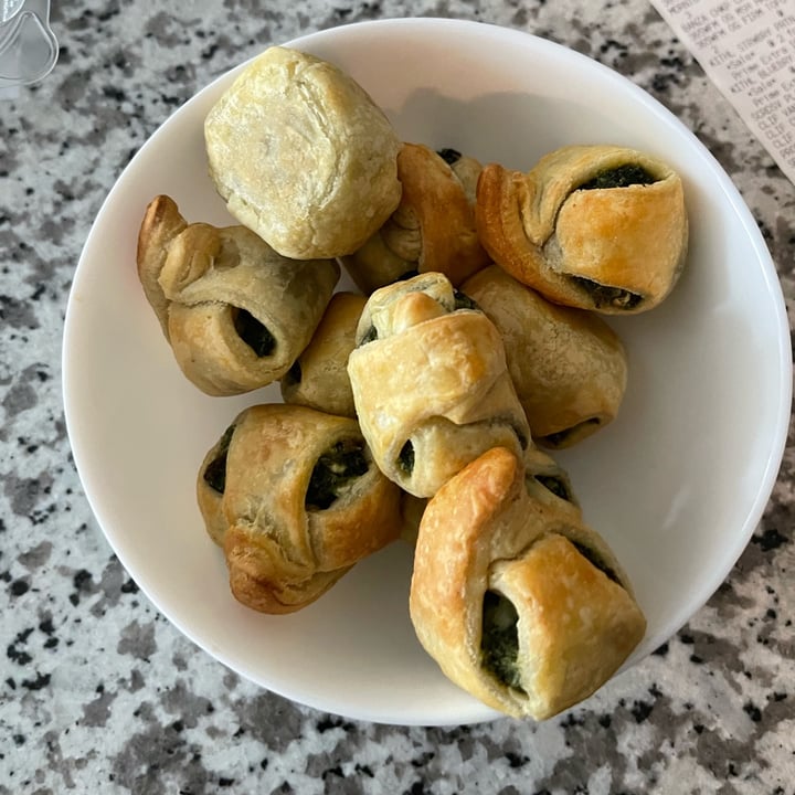 photo of Whole Foods bakery Spinach Artichoke Puffs shared by @elliejeanmcd on  11 Oct 2021 - review