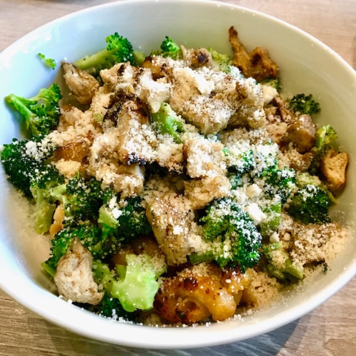 photo of Back To Eden Bakery Classic Mac with broccoli and “chicken” shared by @pdxveg on  24 Oct 2019 - review