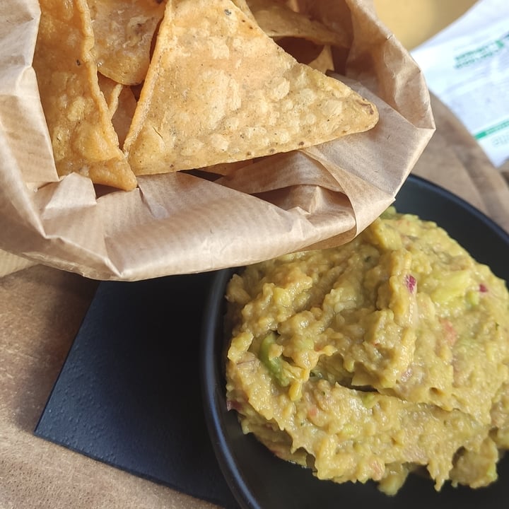 photo of Guero Nachos con guacamole shared by @giulisac on  01 Jul 2022 - review