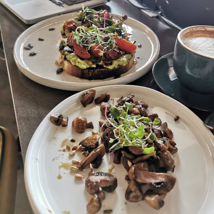 photo of Fresh Earth Food Store Smashed Avo Sandwich shared by @catiann on  15 Jun 2021 - review