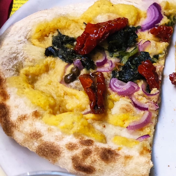 photo of ArVolo Ristorante Pizzeria Pizza con crema di cannellini, cicoria ripassata, cipolla di Tropea e pomodori secchi shared by @assia on  01 Aug 2022 - review