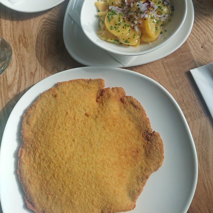 photo of Velani Wiener Schnitzel mit Kartoffelsalat shared by @sunmoony on  05 Sep 2022 - review