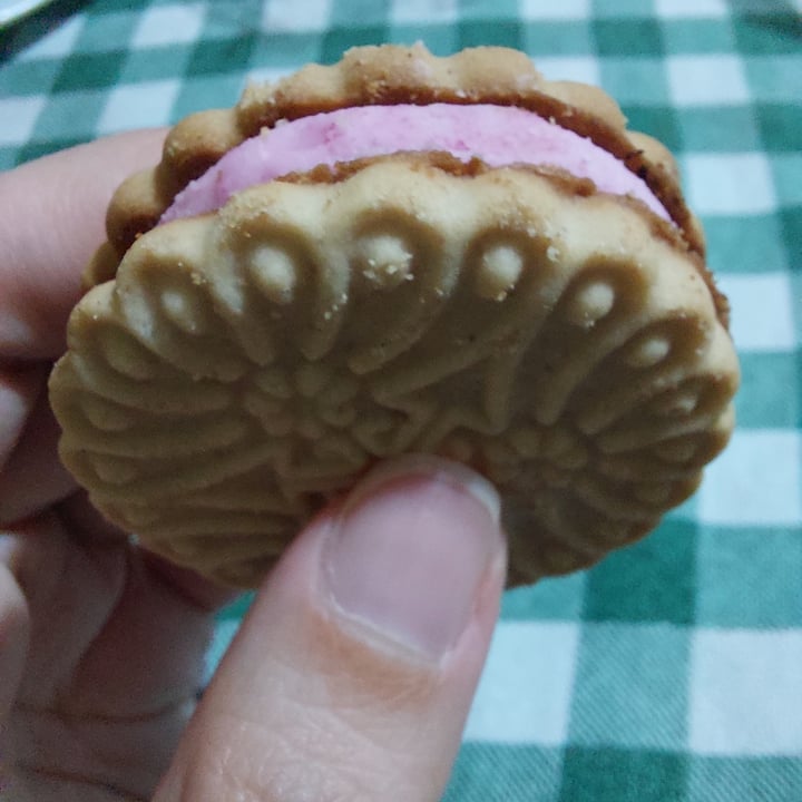 review photo of Successo Galletitas De Vainilla Rellenas De Frutilla shared by @yennie on 04 Jul 2022 - review