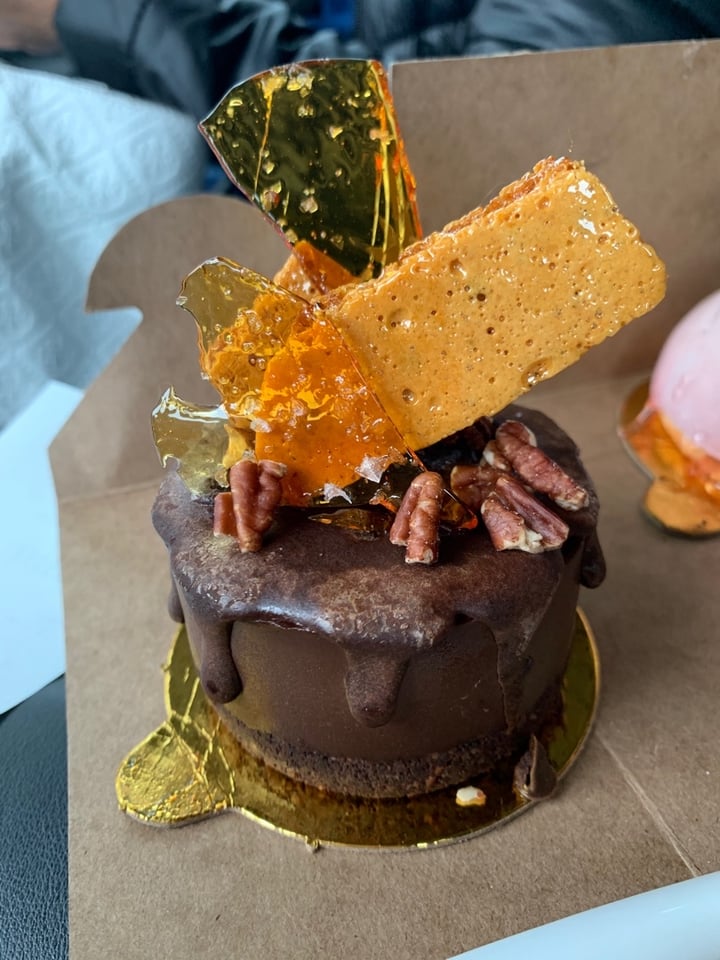 review photo of Le Finis Vegan Chocolate Mousse Cake shared by @alwayseatingvegan on 09 Sep 2020 - review