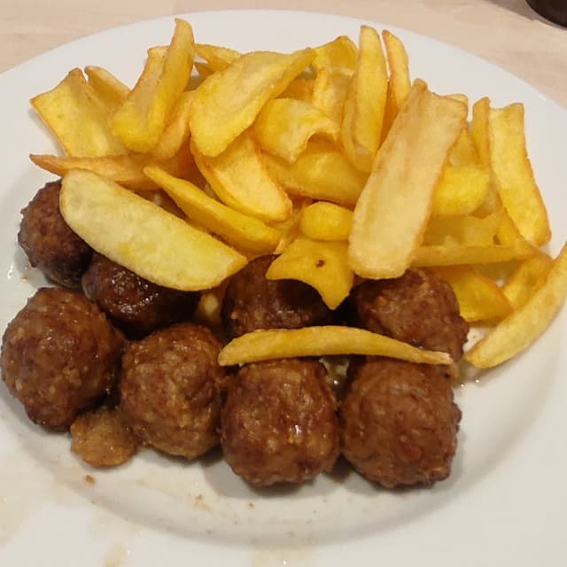 Foto del plato “Polpette Vegetali Con Patatine Fritte”