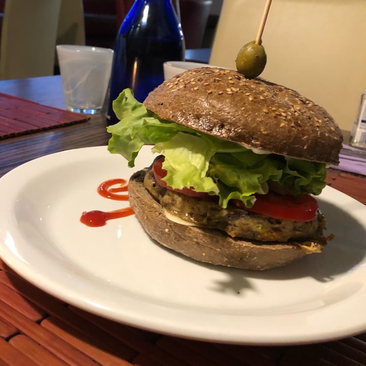 photo of Veganda Mushroom Burger shared by @gioririz on  31 May 2022 - review