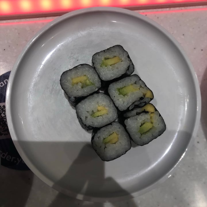 photo of YO! Sushi Avacado Maki shared by @rhiannondiamxnd on  04 Nov 2020 - review