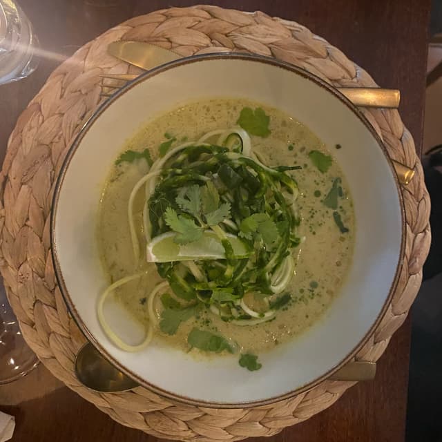 Foto del piatto “Laksa se tofu y tempeh con fideos de calabacín”