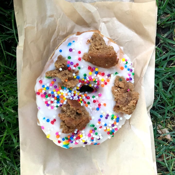 photo of bloomer's on Queen Birthday Cake Donut shared by @srgc on  02 Mar 2022 - review