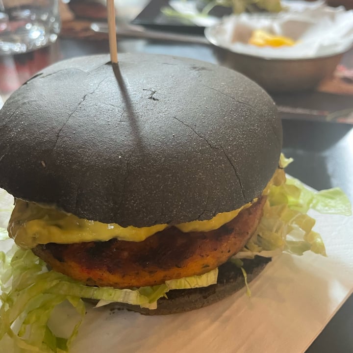 photo of Skassapanza Burger con pane al carbone, guacamole e burger di verdure shared by @giorgiacaramellino on  10 Oct 2022 - review