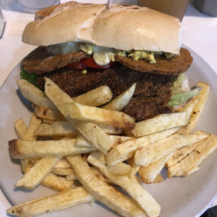 review photo of Loving Hut Microcentro Sandwich Lomito Rebozado shared by @rodobalzardi on 05 Apr 2021 - review
