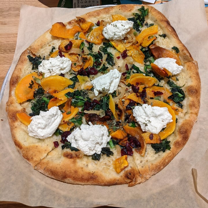 photo of True Food Kitchen Vegan Butternut Squash, Ricotta Pizza shared by @kathryncberlin on  18 May 2022 - review