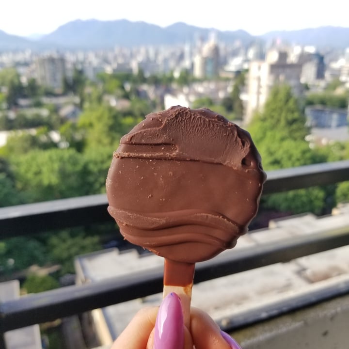 photo of Daiya Salted Caramel Swirl coconut non-dairy frozen dessert shared by @mermaidgirl on  30 May 2020 - review
