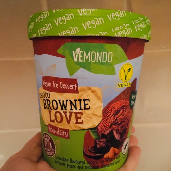 photo of Vemondo Gelato Al Cioccolato E Brownies shared by @veganlu on  07 Jan 2022 - review
