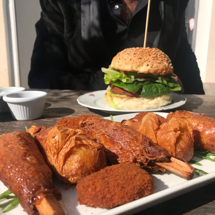 review photo of Burger World Berlin Vegan Chicken Wings shared by @lolascb on 04 Jan 2021 - review