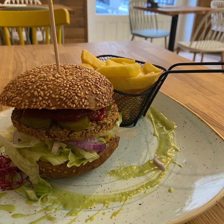 photo of Élelem Étterem Lentil burger shared by @paolabalestra on  12 Mar 2022 - review