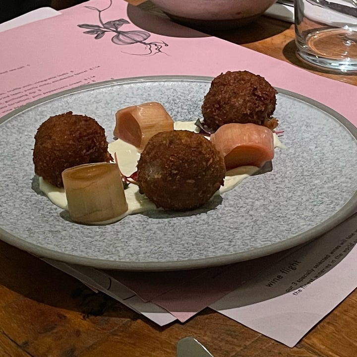 photo of mallow porcini mushrooms and truffle croquettes shared by @gabriellademartino on  24 Oct 2022 - review