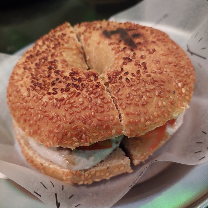 review photo of Fifi Almacén Bagel de queso shared by @celesteayvar69 on 12 Jun 2022 - review