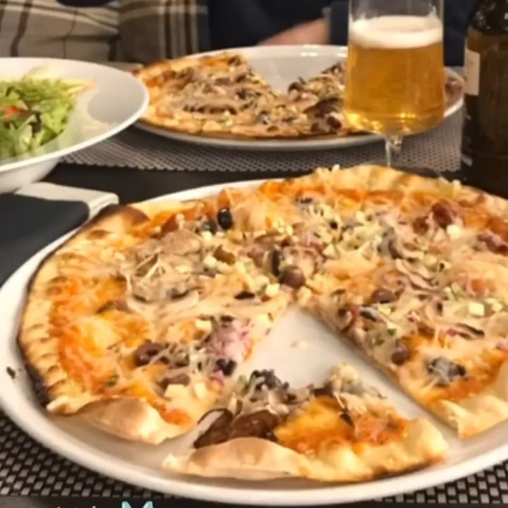 photo of Leonardo Restaurant Bansko Vegan Pizza shared by @broccolizzo on  07 Sep 2022 - review