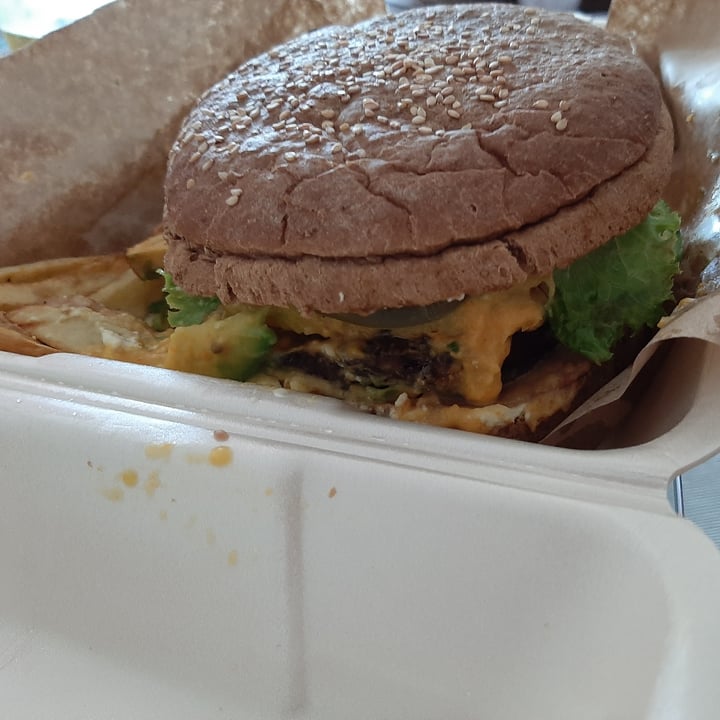 photo of Indómite Vegan Hamburguesa Hawaiana Con Papas shared by @plantia on  19 Aug 2020 - review