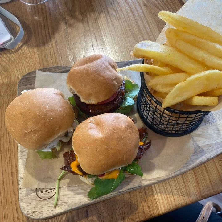 photo of Kaylee's Eatery Trio of sliders shared by @jackyvw on  28 Oct 2022 - review