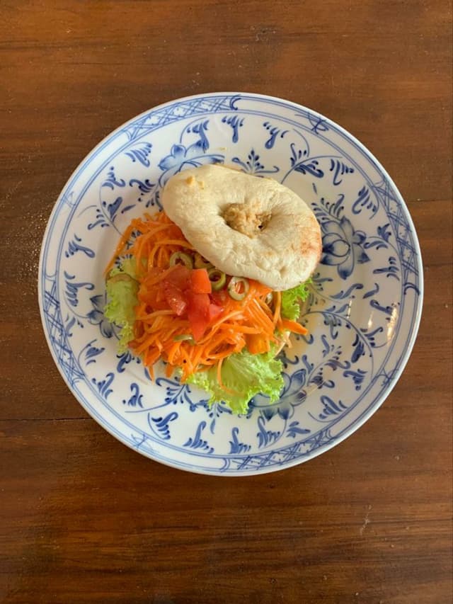 「Hummus & Olive Bagel」の料理の写真