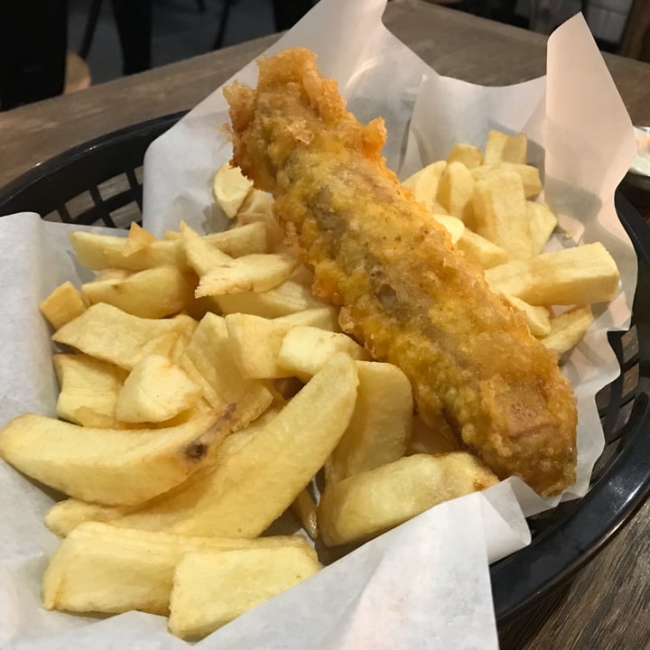 review photo of Sutton and Sons Fish and Chips Fish and chips shared by @el4ine on 09 May 2022 - review
