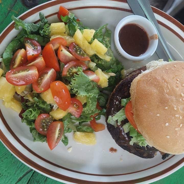 review photo of Jammin Vegan Community Seaweed Burger with Rainbow Salad shared by @milacamilag on 16 Sep 2022 - review