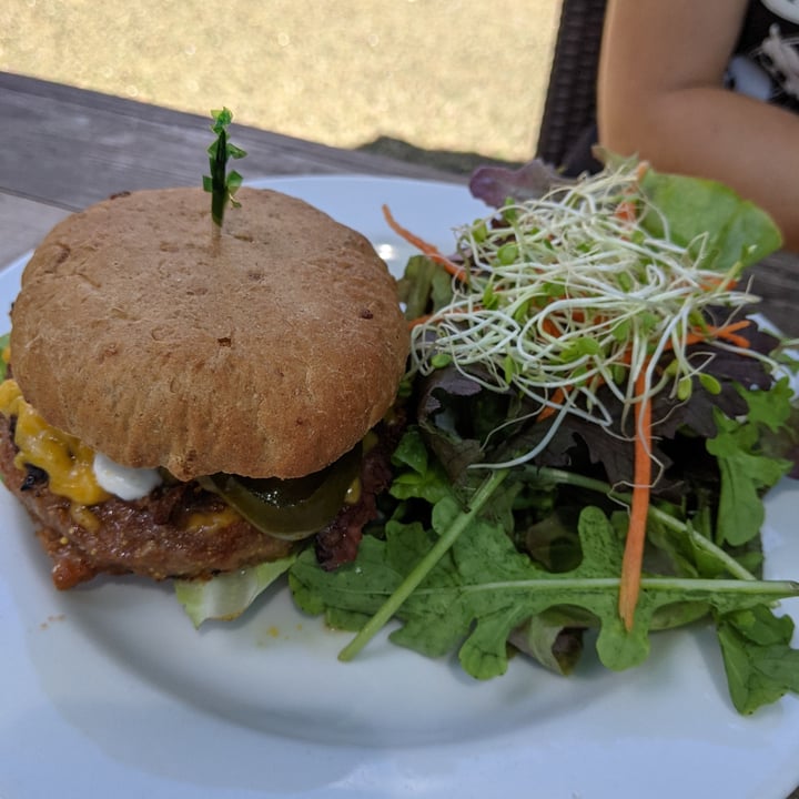 photo of Russell’s by Eat Healthy Kauai Bacon Cheese Burger shared by @bahudso on  30 Sep 2021 - review