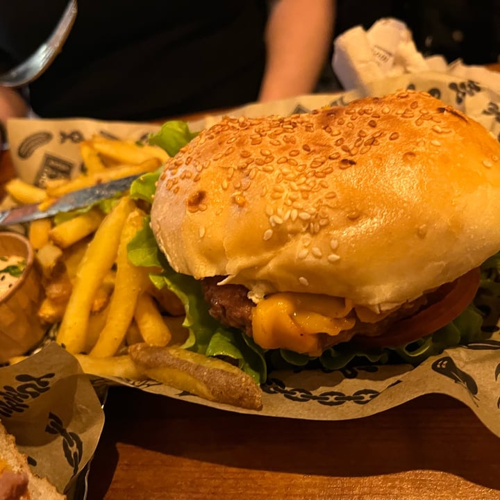 photo of Mad Mad Vegan Hamburguesa Double Cheese Bacon shared by @irenevegan on  15 Apr 2022 - review