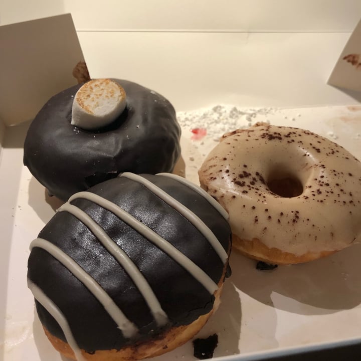 photo of La Beignerie Donuts shared by @weepingwillow0 on  13 Nov 2021 - review