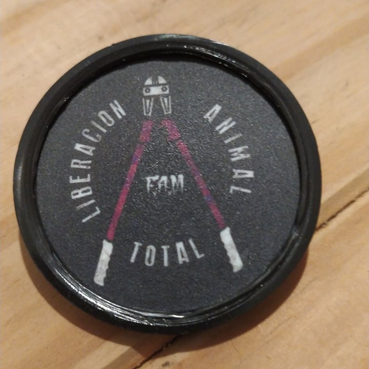 photo of Frente Antiespecista Merch Pin Liberación Animal Total shared by @ariiwtf on  14 Apr 2021 - review