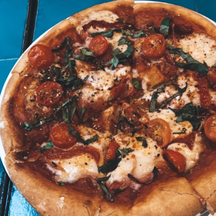 photo of Vega Pizza con burrata vegana ahumada, tomates cherrys, pimientos asados, cebolla encurtida y albahaca shared by @blancavinas on  16 Nov 2020 - review