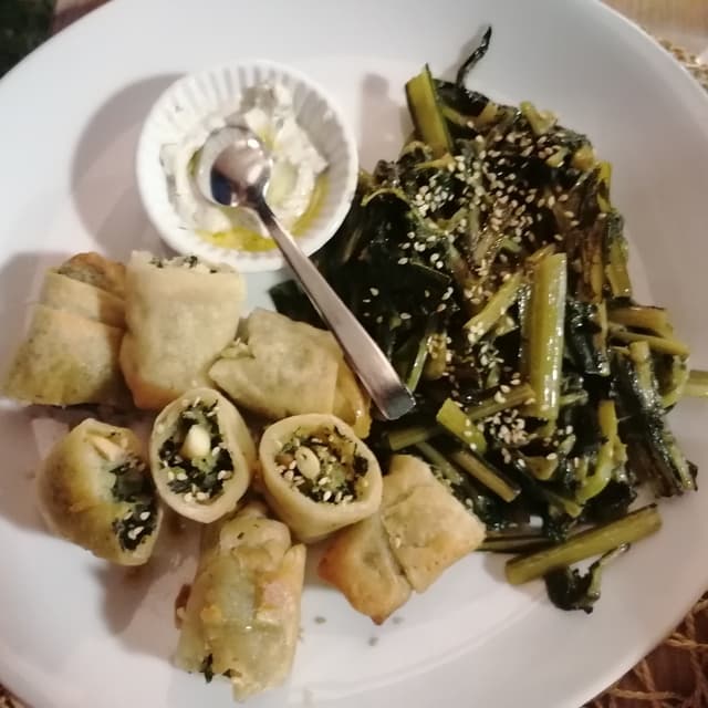 菜肴“Involtini Ripieni Di Spinaci E Contorno”的照片