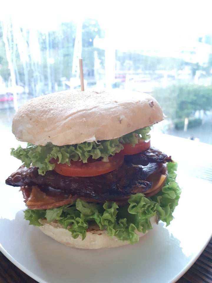 review photo of nomVnom Bistro Ham N Cheese Burger shared by @tofublerk on 19 Jan 2020 - review