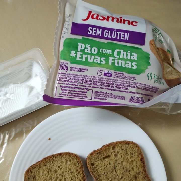 review photo of Jasmine Pão com chia e ervas finas shared by @jessicafigueiredo on 11 Aug 2022 - review