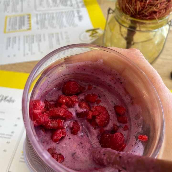 photo of Lexi's Healthy Eatery BERRY BOMB SMOOTHIE shared by @julzcpt on  07 Aug 2021 - review