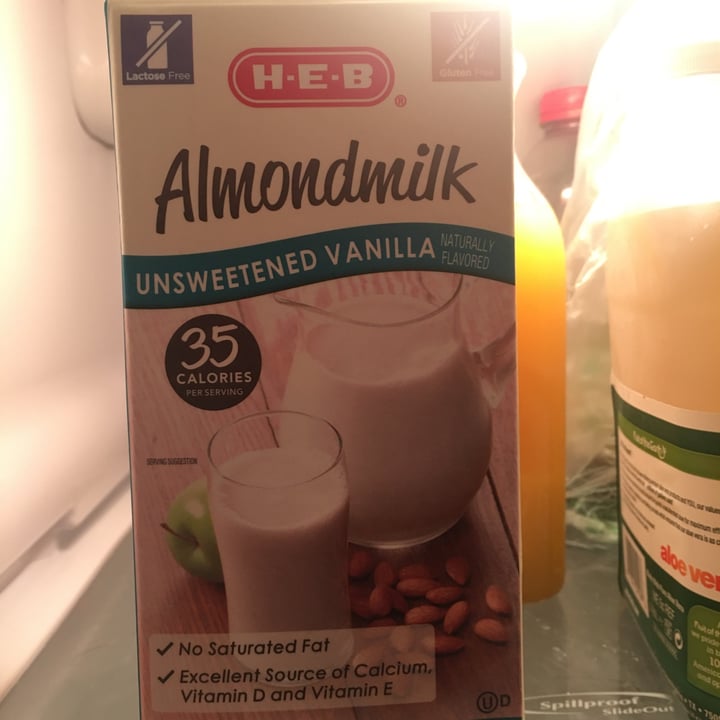 photo of H-E-B Almondmilk sin endulzar sabor Vainilla shared by @roxi on  20 May 2020 - review
