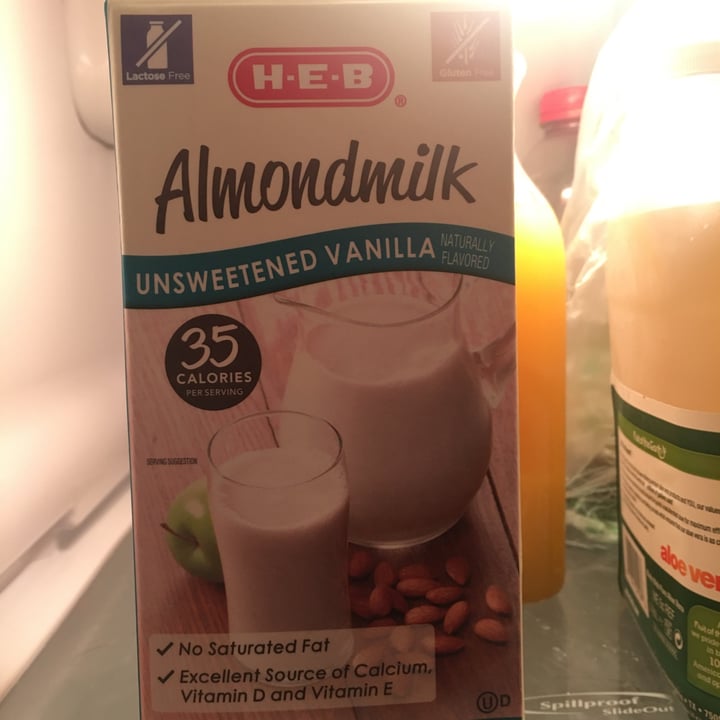 review photo of H-E-B Almondmilk sin endulzar sabor Vainilla shared by @roxi on 20 May 2020 - review