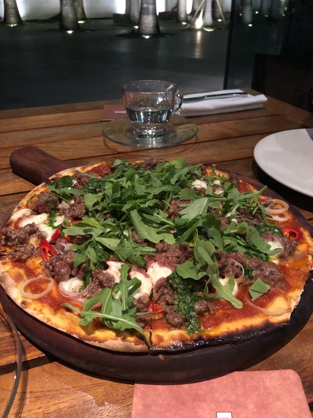 「Stir Fried Noodles & Pizza Vegetariana (vegan)」の料理の写真