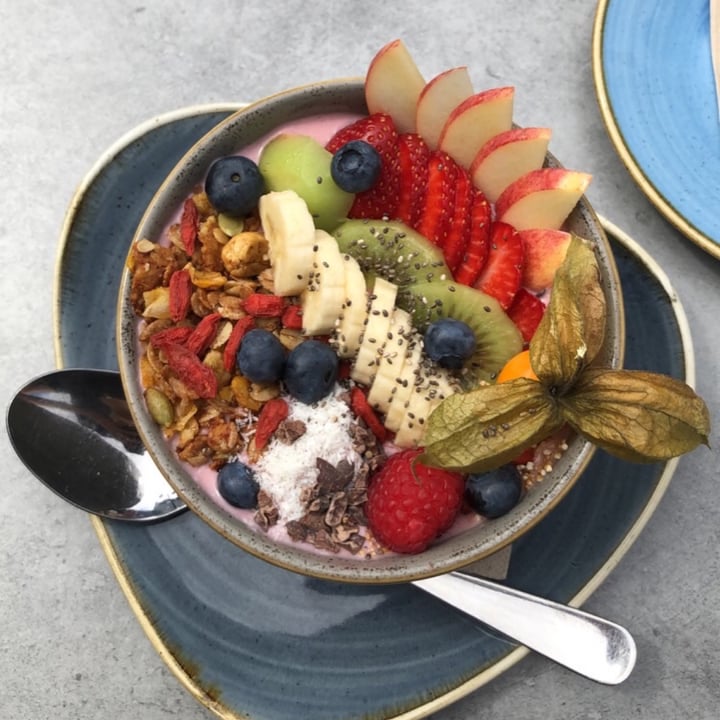 review photo of Green Leaf Café Breakfast Smoothie Bowl shared by @juliageyer on 04 Aug 2020 - review