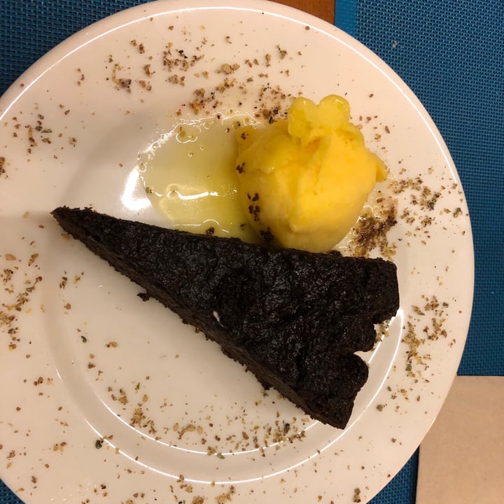 photo of Restaurante Vegetariano Fang i Aram Pastel de algarroba con helado de mango shared by @neil on  03 May 2021 - review