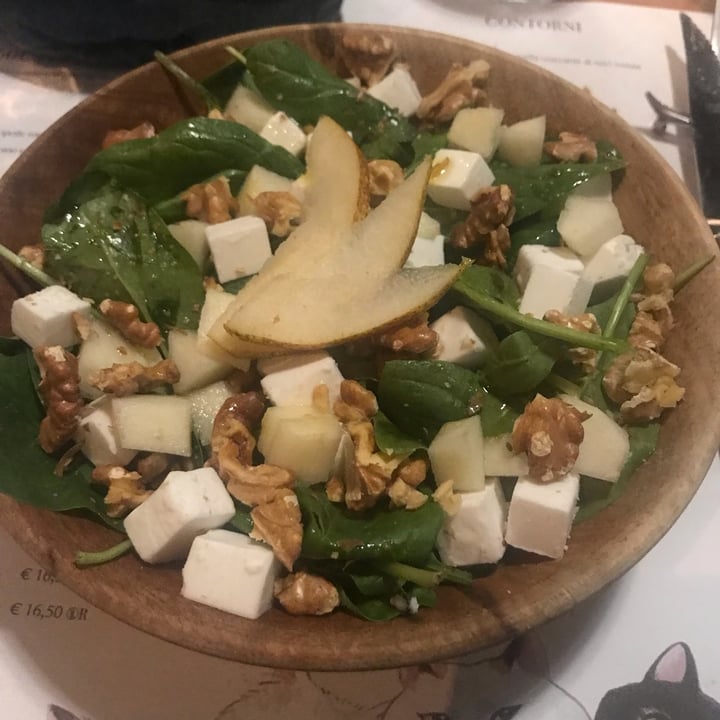 review photo of Romeow Cat Bistrot insalata di pere, spinacino , feta e granella di noci tostate shared by @niclaps on 01 Nov 2022 - review