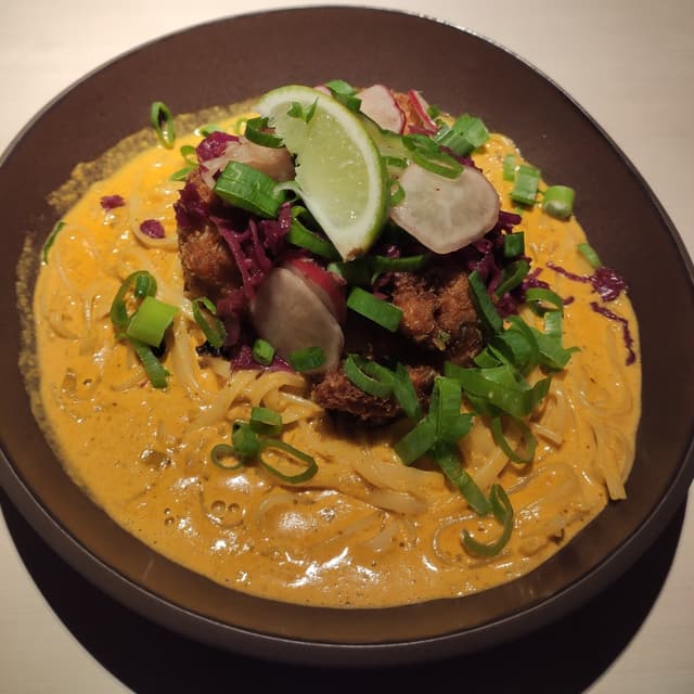 Photo of the dish “Crispy breaded cauliflower in slightly spicy curry sauce with rice noodles”