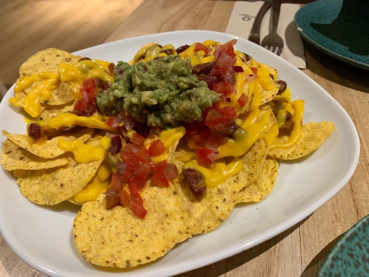 photo of Restaurante Alive Nachos con cheddar vegano y guacamole shared by @mariajosequero on  03 Jul 2019 - review