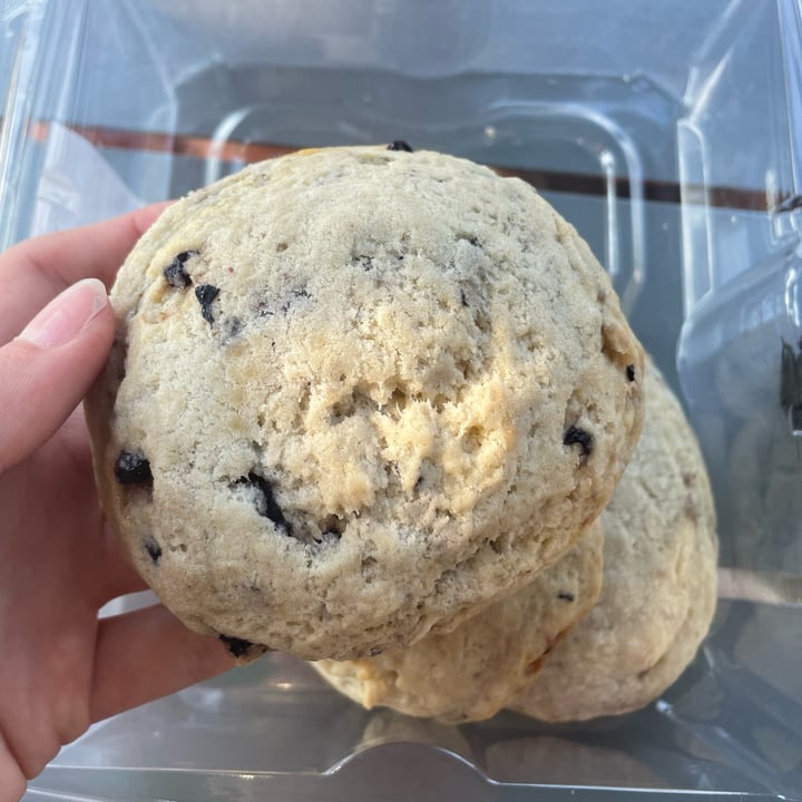 photo of Whole Foods bakery Vegan Blueberry Scone shared by @claudiad on  30 Aug 2022 - review