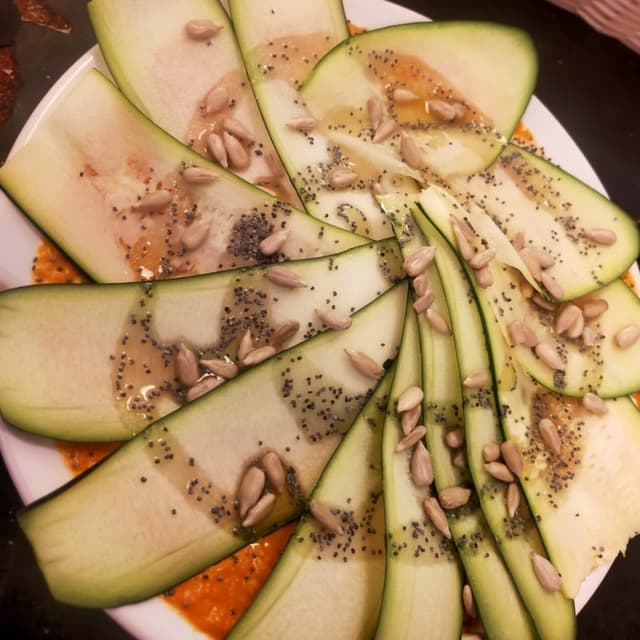 菜肴“Calabacín Con Pesto Rojo”的照片