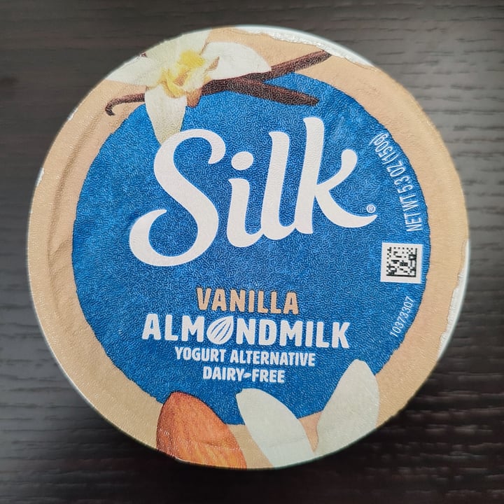 photo of Silk Almond milk vanilla yoghurt shared by @camilapardo on  23 Jan 2022 - review