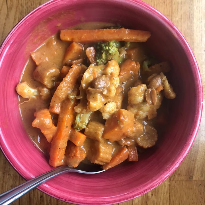 photo of Woolworths Food Massaman Curry sauce. shared by @natashathevegan on  20 Nov 2020 - review